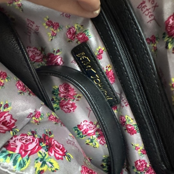 Betsy Johnson Bow And Rose Faux Leather Satchel Cross Body Purse New - Picture 4 of 6